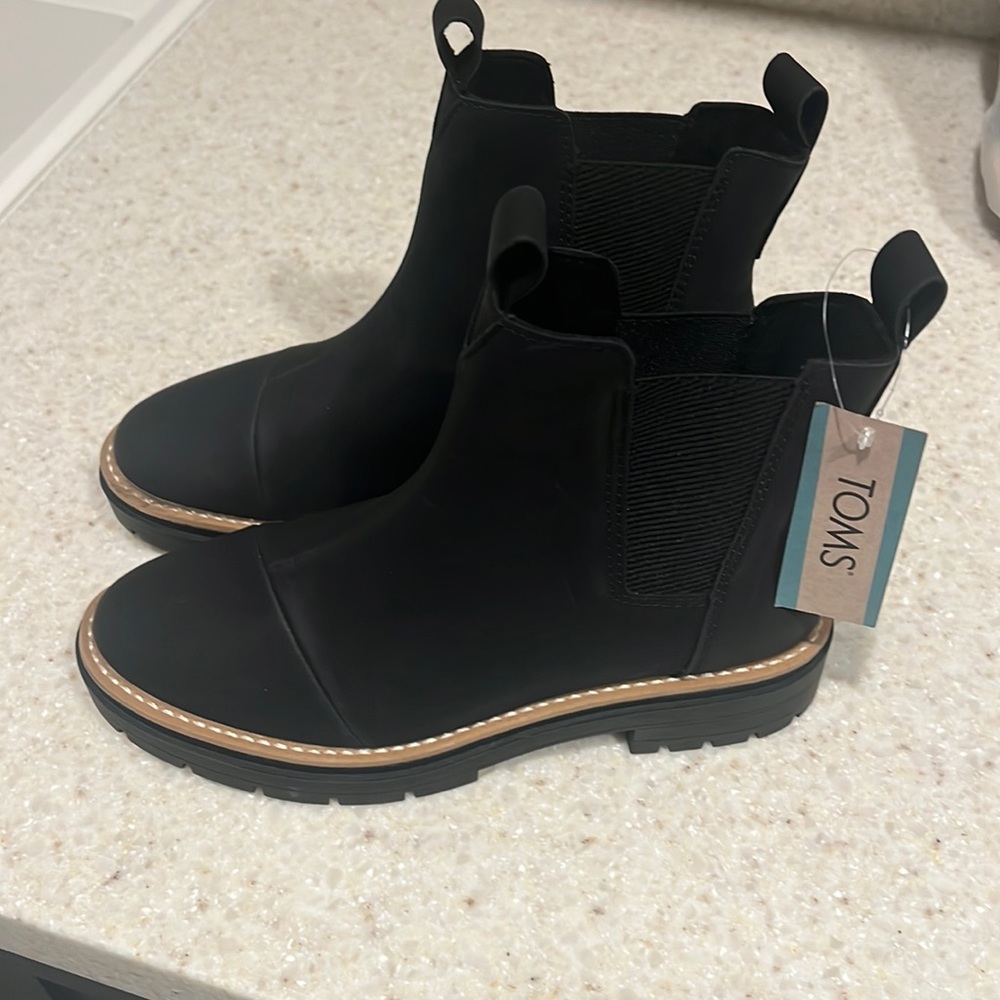 TOMS Skylar Black Boots sz6 NWT